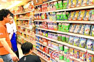 广州大超市不见国产品牌奶粉 问题奶退货难